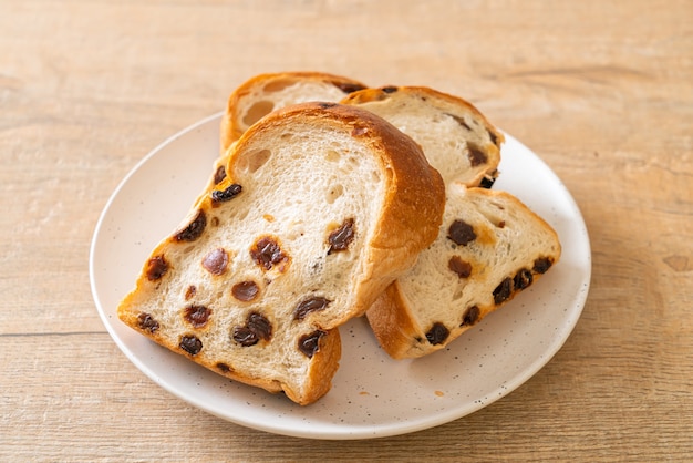 pan de pasas con taza de café para el desayuno