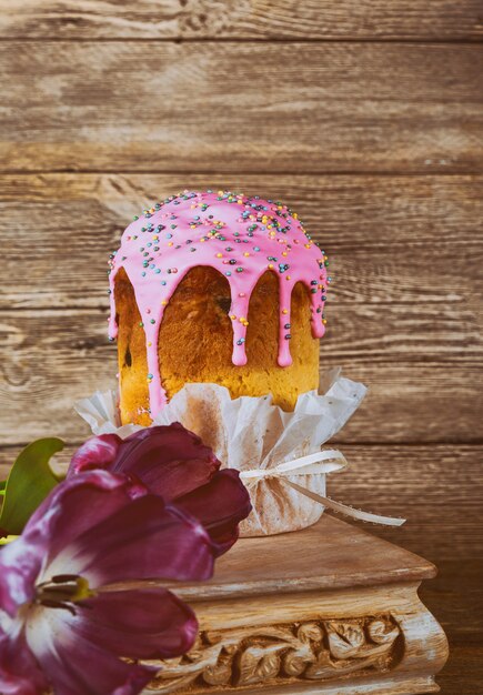 Pan de pascua de colores con decorado.