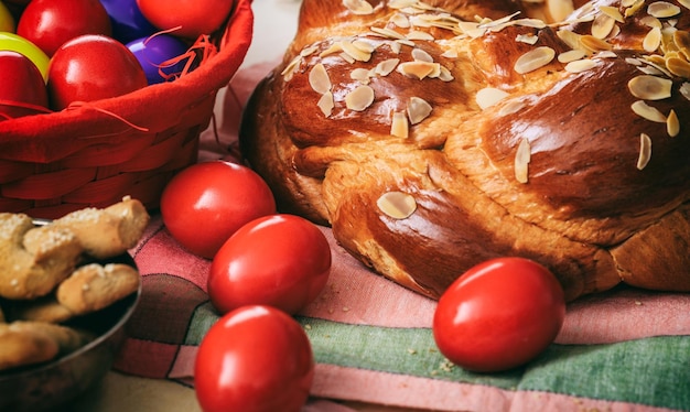 Pan de Pascua y huevos en una mesa