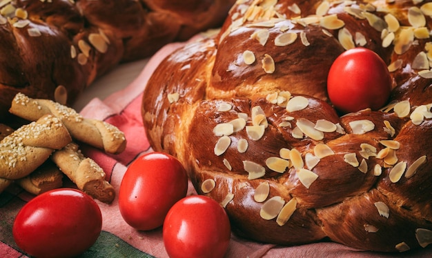 Pan de Pascua y huevos en una mesa