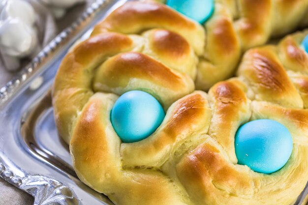 Pan de Pascua italiano casero con huevos azules orgánicos.