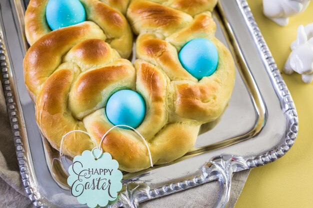 Pan de Pascua italiano casero con huevos azules orgánicos.