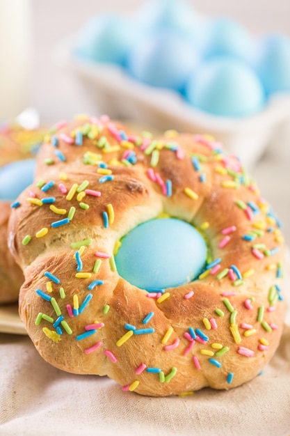 Pan de Pascua italiano con huevo de color azul y chispitas.