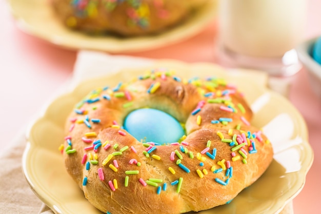 Pan de Pascua italiano con huevo de color azul y chispitas.