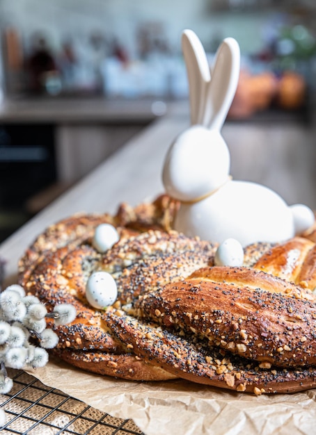 Pan de Pascua con relleno de semillas de amapola y nueces decorado con ramitas de sauce y huevos de Pascua