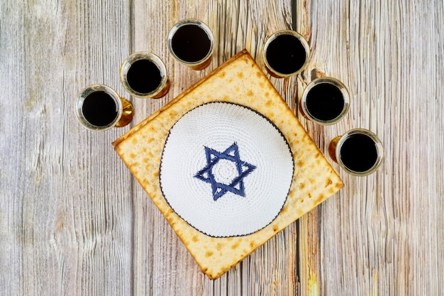 Foto pan de pascua y seis copas de vino