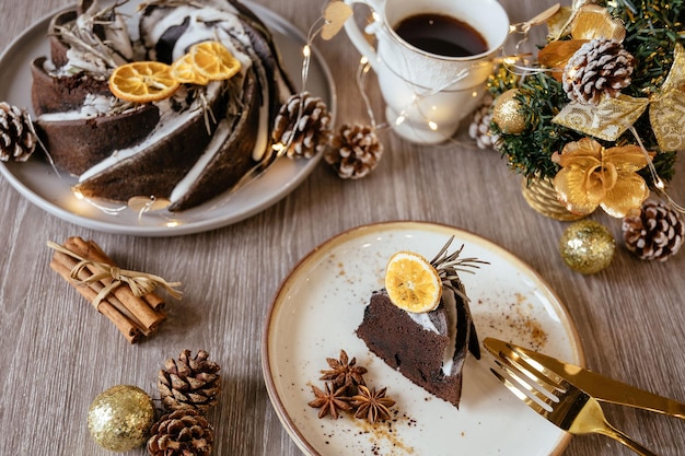 Pan de pastel de frutas de Navidad en la rejilla de enfriamiento con una taza de té Fondo gris