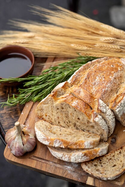 Pan, pimienta, ajo, aceite en una mesa de madera