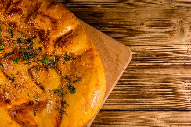 Pan de pita con ajo en una tabla de cortar de madera Vista superior