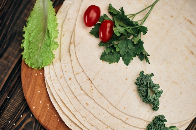 Pan de pita fino armenio sobre una tabla de madera