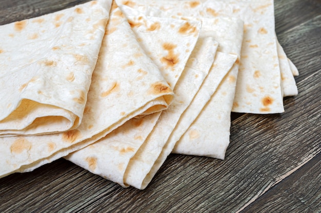 Pan de pita fino sobre fondo de madera.