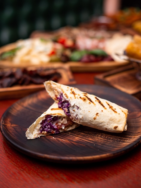 Pan pita a la parrilla con queso suluguni tierno rollos tradicionales georgianos de lavash picnic lunch foo ...