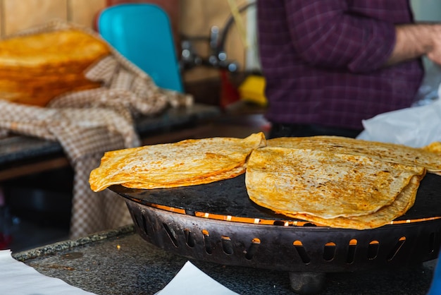 El pan de pita de primer plano se calienta para el shawarma turco