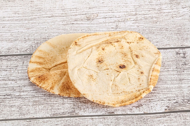 Pan de pita redondo tradicional del este