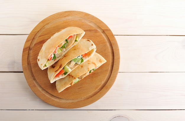 Pan de pita relleno con pechuga de pollo, verduras y salsa