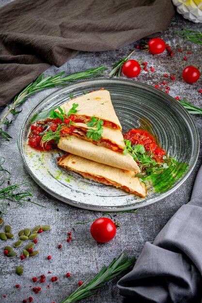 Pan de pita con relleno de pollo y queso Tortitas con relleno de tomate