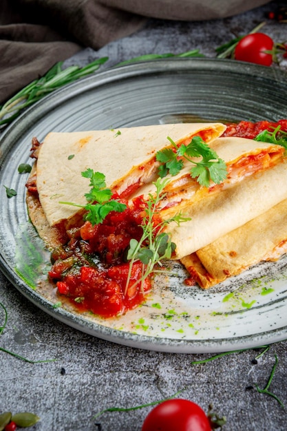 Pan de pita con relleno de pollo y queso Tortitas con relleno de tomate