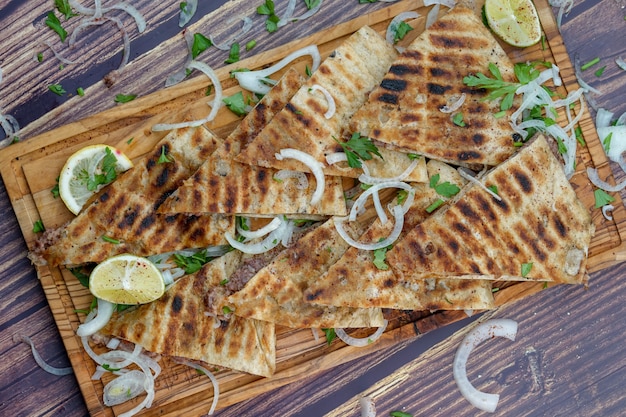 Pan de pita relleno sobre una plancha de madera