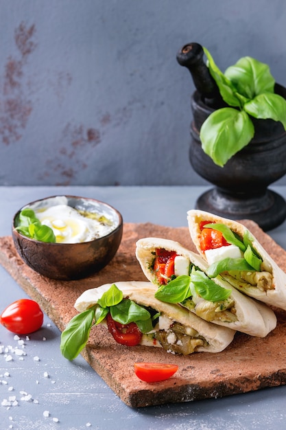 Pan de pita sándwiches con verduras.