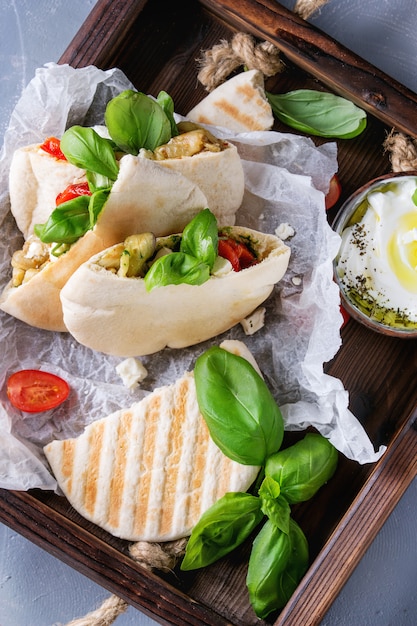 Pan de pita sándwiches con verduras.