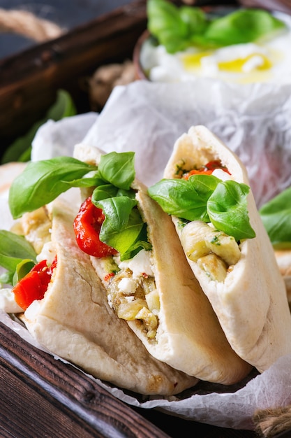 Pan de pita sándwiches con verduras.