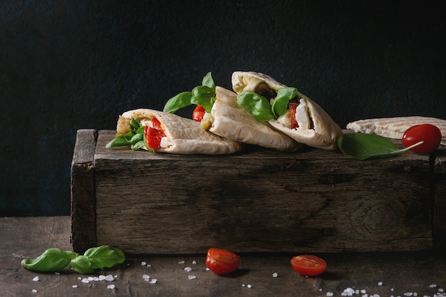 Pan de pita sándwiches con verduras.