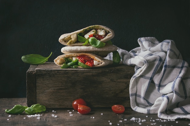 Pan de pita sándwiches con verduras.