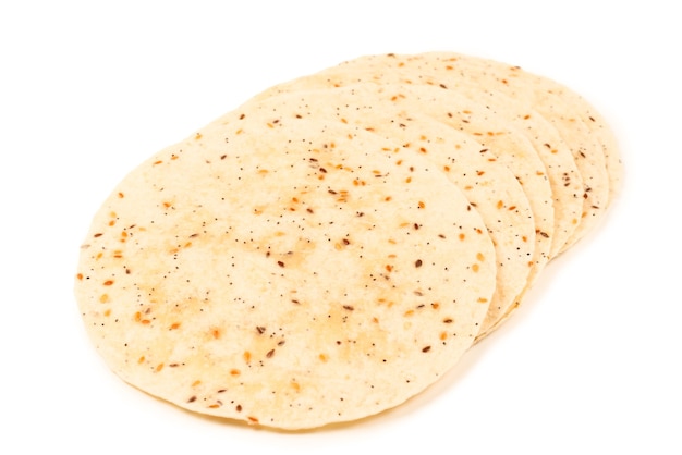 Pan de pita con semillas aislado en blanco