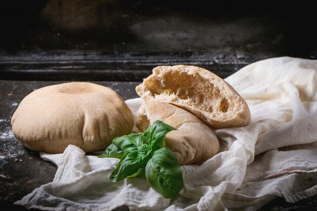 Pan de pita sobre hormigón