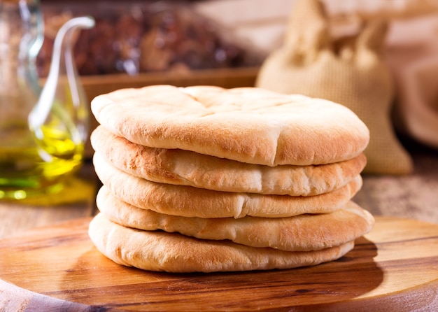 Pan pita sobre tabla de madera