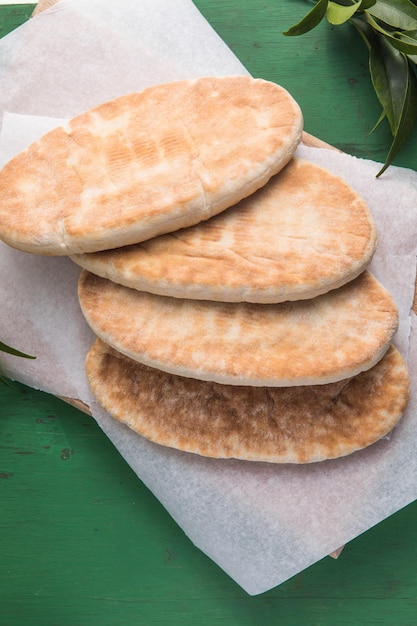 Pan de pita en tablero de madera pan griego