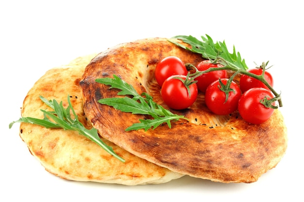 Pan de pita y verduras aislado en blanco