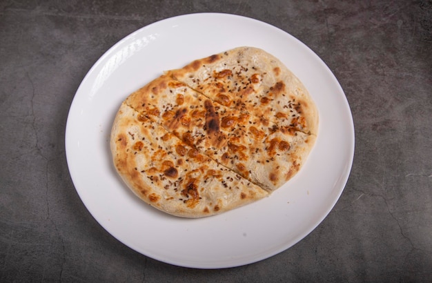 Pan plano indio de cilantro Naan espolvoreado con hojas de cilantro fresco y cocinado en tandoor