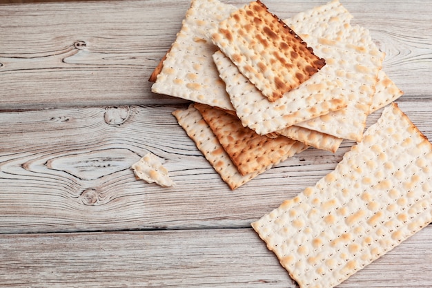 pan plano matzo para celebraciones festivas judías en la mesa