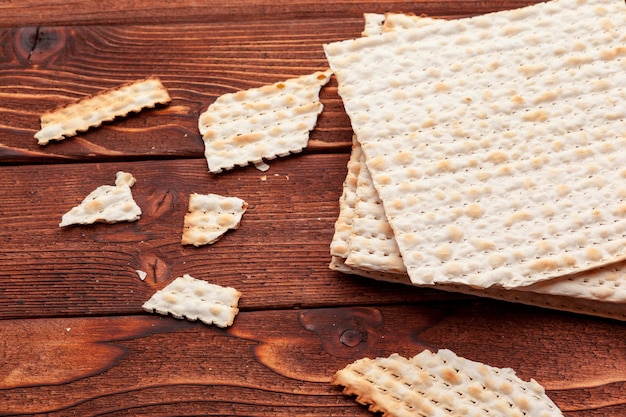 Pan plano de Matzo para celebraciones festivas judías en la mesa