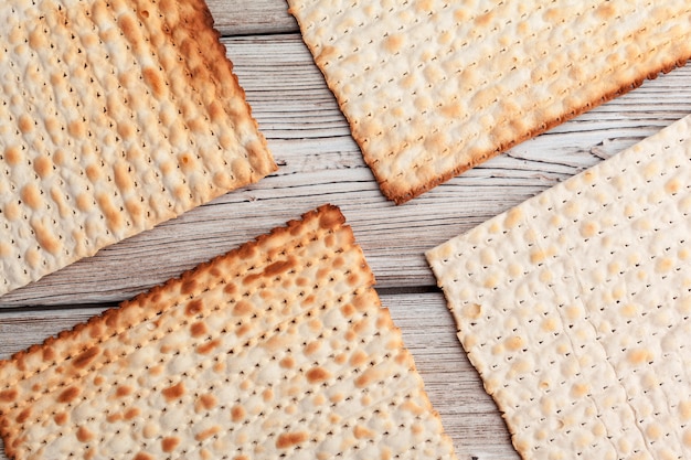 Pan plano de Matzo para celebraciones festivas judías en la mesa