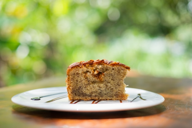 Pan de plátano y almendras casero en la mesa