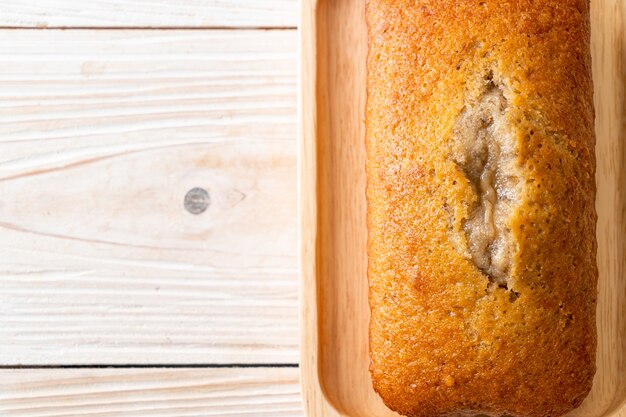 Foto pan de plátano casero o tarta de plátano en rodajas