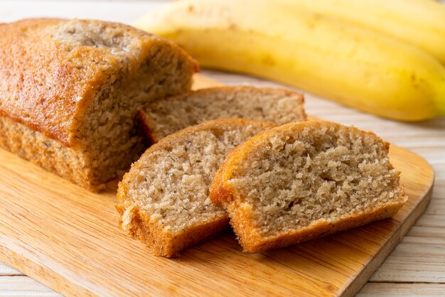 Pan de plátano casero o tarta de plátano en rodajas