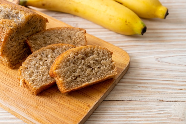 Foto pan de plátano casero o tarta de plátano en rodajas