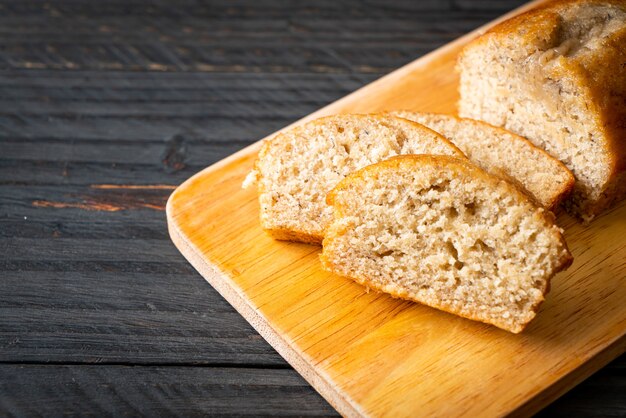 Foto pan de plátano casero o tarta de plátano en rodajas