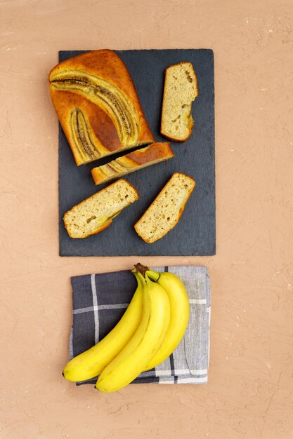 Pan de plátano casero Pastel con plátano cocina americana tradicional Vista superior fondo marrón Foto vertical