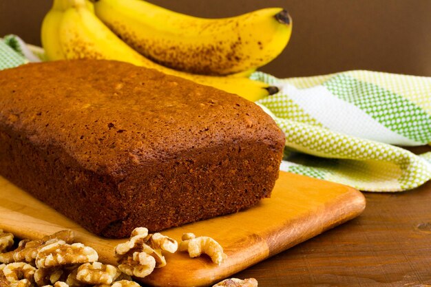 Pan de plátano clásico recién horneado con nueces y plátanos.