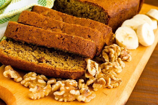 Pan de plátano clásico recién horneado con nueces y plátanos.