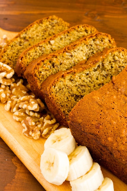 Pan de plátano clásico recién horneado con nueces y plátanos.