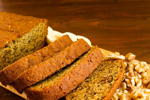 Pan de plátano clásico recién horneado con nueces y plátanos.