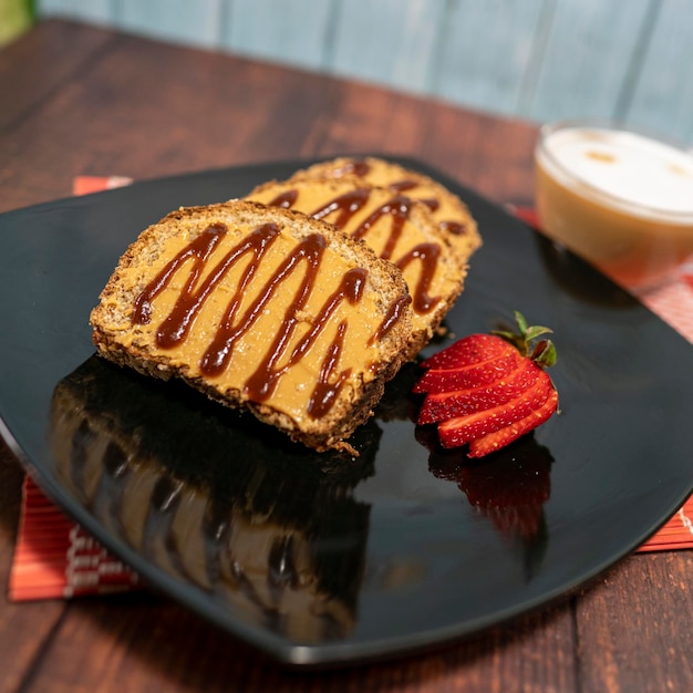 pan de plátano con mantequilla de maní servido con café