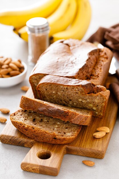 Pan de plátano con nueces de almendras y canela