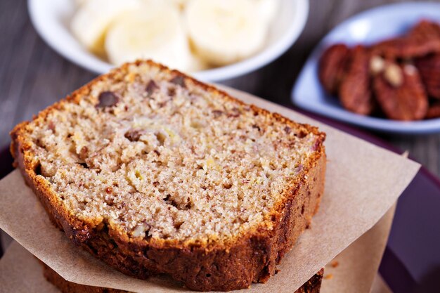 Foto pan de plátano con nueces de nueces cortadas en la mesa