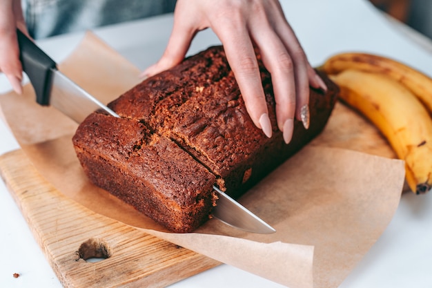 Pan de plátano recién horneado en la cocina